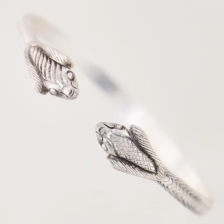 Armring med dekor av ormar, Ø71mm, bredd 5,5mm, skev, silver 925/1000 Vikt: 21,9 g