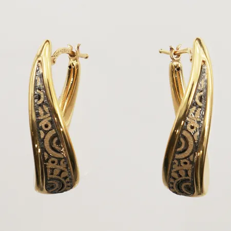 Ett par örhängen, längd 32mm, bredd 8,7mm, märkt Graziella, ihåliga, 14K Vikt: 4,4 g