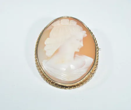 Camehänge/brosch18k  10,7gr br   Längd 4,7cm , breed 3,5cm   L204249 V18668 Vikt: 10,7 g