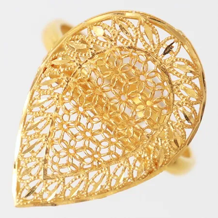 Ring med filigranarbete, stl: 18, bredd 2-23mm, 21K.  Vikt: 3,5 g