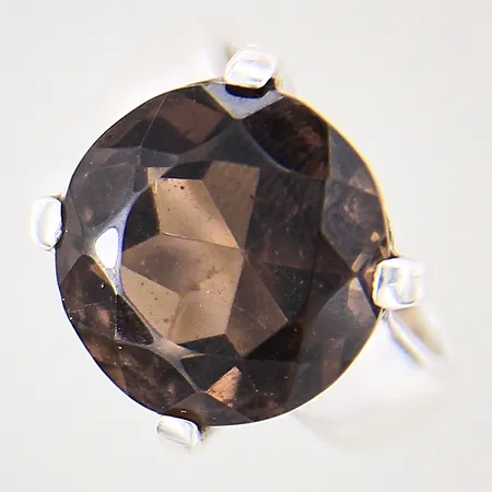 Ring med rökkvarts, stl 17½, bredd 5-15mm, sten med slitage samt mindre nagg, silver 925/1000 Vikt: 10,5 g