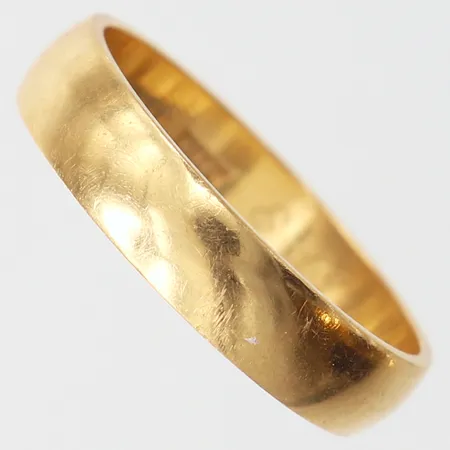 Ring slät, stl: 19½, bredd 4,7mm, gravyr, 18K. Vikt: 4,8 g
