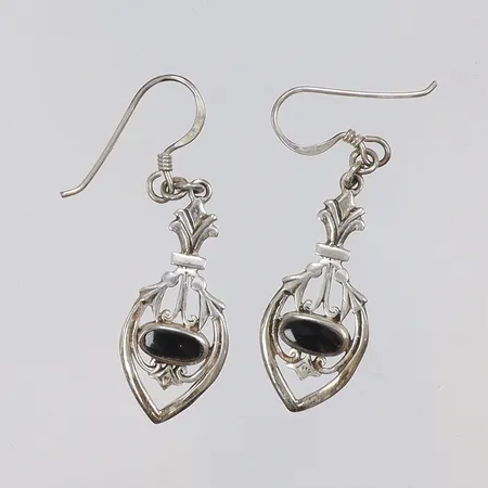 Ett par Örhängen med svart emalj i Jugend-stil 12x46mm, krok-modell silver 925/1000 Vikt: 3,5 g