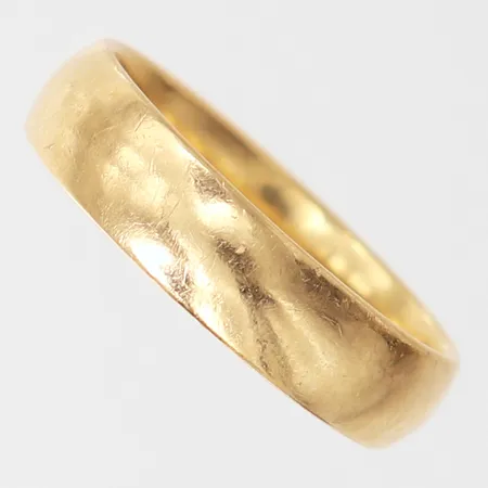 Ring slät, stl: 18, bredd 5mm, gravyr, 18K.  Vikt: 5,8 g