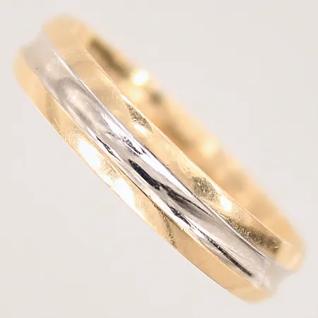 Ring slät, stl 21, bredd 5mm, tvåfärgad, gravyr, 18K Vikt: 5,4 g