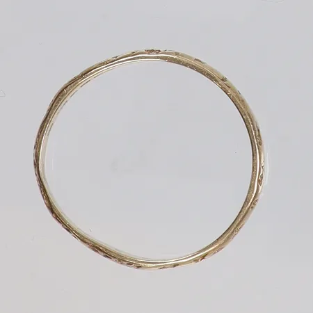 Ring mönstrad, skev, gravyr 18K Vikt: 4,3 g