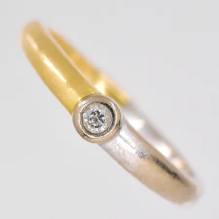 Ring tvåfärgad med vit sten, stl 17½, GFAB, repig, 18K Vikt: 2,5 g