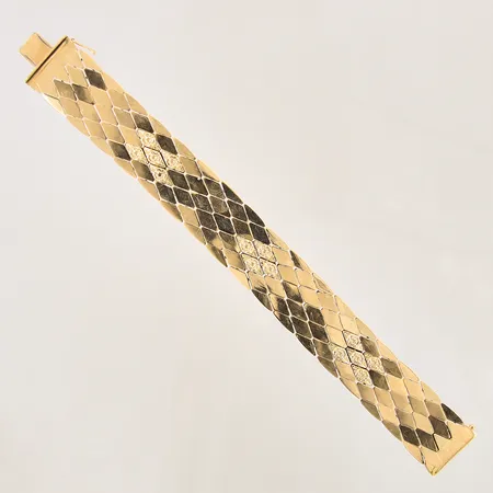 Armband med mönstrad dekor, längd 19cm, bredd 20mm, 18K Vikt: 37 g