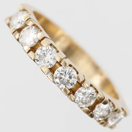 Ring med briljantslipade diamanter totalt 0,84ct, kvalitet W(H)/VS, totalvikt samt kvalitet enligt gravyr, stl: 17¼, graverad, 18K guld Vikt: 4,8 g