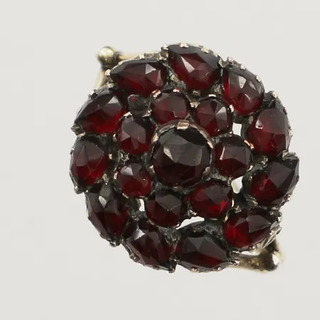 Ring med granater, stl 17½, bredd 2,5-16,4mm, år 1944, förgylld, silver Vikt: 3,5 g