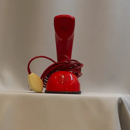 Telefon (analog) "Kobra" tillverkad av LM Ericsson, höjd ca 21cm, färg: Röd, tillverkad mellan år 1956-1982, ej funktionstestad, med slitage  Skickas med paket.