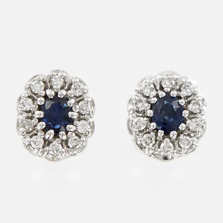 Ett par örhängen Carmosé med safir och 20 diamanter, 0,20ctv, 18x19mm, vitguld 18K Vikt: 3,8 g