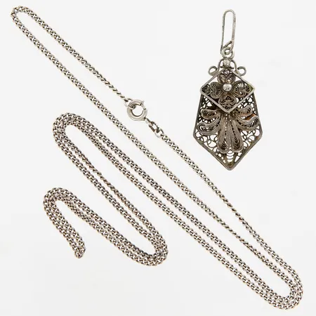 Udda örhänge , kedja 64cm, bredd: 2mm defekt lås, otydliga silverstämplar Vikt: 9,6 g