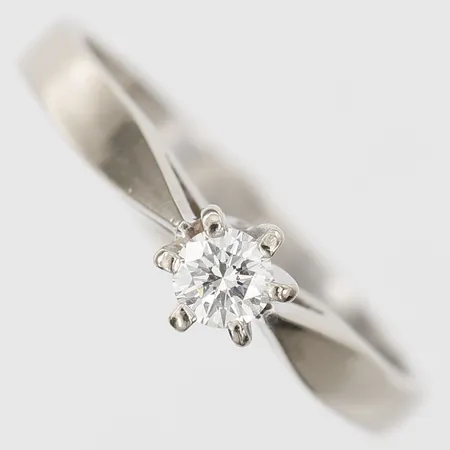 Ring med diamant 0,15ct enligt gravyr, stl 16¾, vitguld, 14K Vikt: 2,9 g
