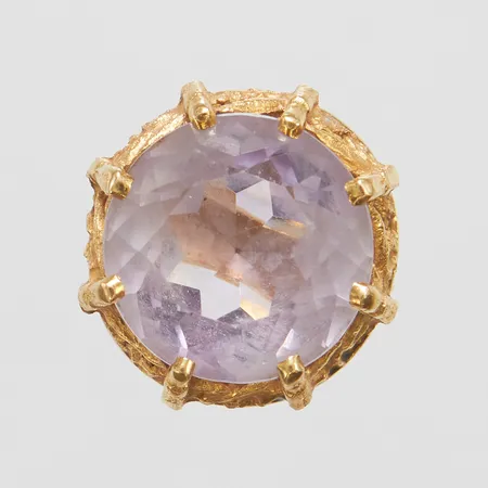 Ring med ametist, Ø16½, bredd: 4,8-20,8mm, 18K, bruttovikt 8,5g Vikt: 8,5 g