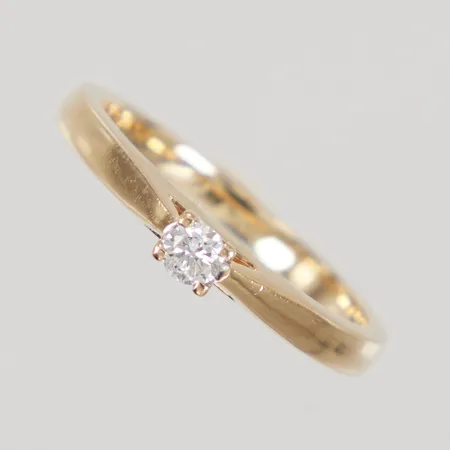 Ring, diamant 1x ca 0,10ct enligt gravyr, stl 17, bredd ca 2-3mm, GHA 18K Vikt: 3,2 g