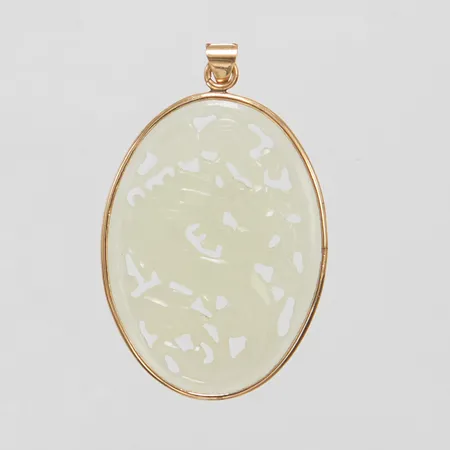 Hänge med drake i snidad nefrit jade, 44,7x27,1mm, ram samt ögla i 10K guld, bruttovikt 6,4g Vikt: 6,4 g