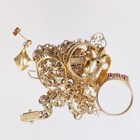 Diverse guld, med pärla samt stenar, gravyr 18K Vikt: 44,7 g