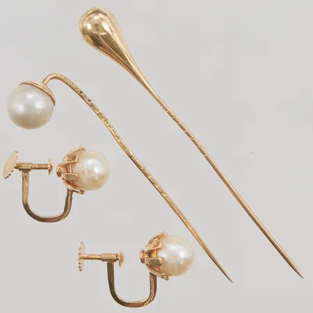 2 Nålar, 2 Örhängen med skruvlås, skador finns, 18K 6,7g.