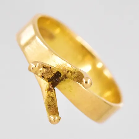 Ring defekt stl 17 personligt graverad, 18K Vikt: 3,6 g