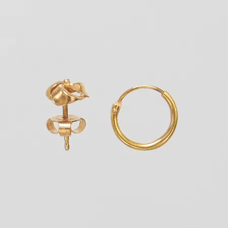 2 Örhängen, udda, ringen är defekt, 18K Vikt: 0,7 g