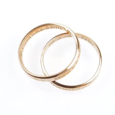 Ringar, 2 st, stl 17(53), bredd 3mm, 18k, gravyr Vikt: 4,4 g