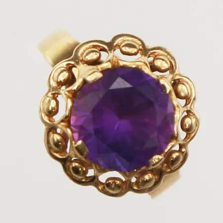 Ring med lila syntetisk safir, stl 18¾, bredd 1,9-15,8mm, Alton Falköping 1973, 18K  Vikt: 4,8 g