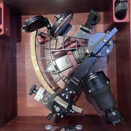 Sextant C Planth Hamburg, Märkt Tre Kronor samt "153", 1930/40-tal, Originallåda i mahogny, ca 31,5x31,5 cm, gott skick  Vikt: 0 g Skickas med postpaket.