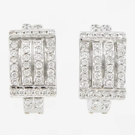 Ett par örhängen med diamanter ca 88x0,01ct, 19mm, bredd:10mm, 14K Vikt: 7,2 g
