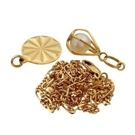 Diverse guldsmycken, 18K guld, defekter/gravyrer förekommer,  7,2g Vikt: 7,2 g