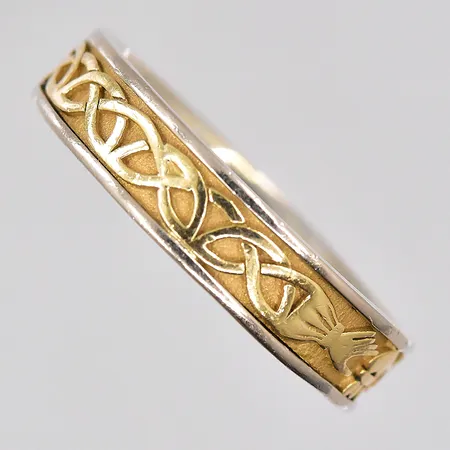 Ring, stl 19½, vit/gulguld, graverad, 18K Vikt: 7,7 g