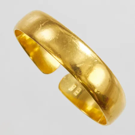 Armband, stelt, innermått: ca. 55x54mm, bredd: ca.12mm, skevt, repigt, Thaiguld, 5 Baht, 23K Vikt: 76 g