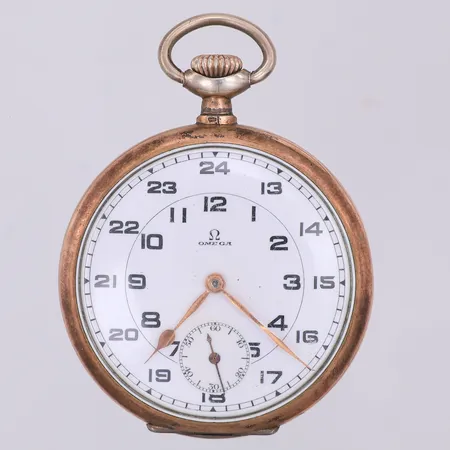 Fickur Omega manuell innerboett också i silver, gravyr. 800/1000 silver Vikt: 75,6 g