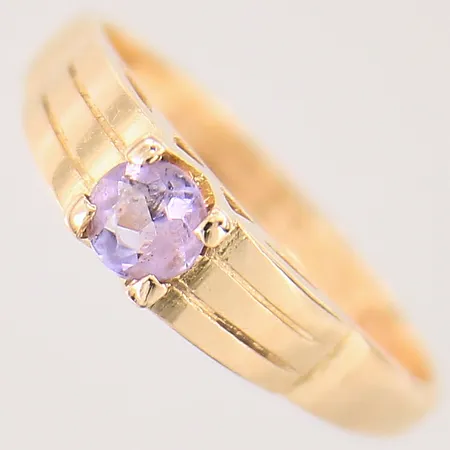 Ring med lila sten, stl 18, bredd 2,5-4,8mm, skev, gravyr, 20K Vikt: 3,8 g