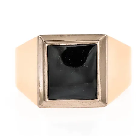 Klackring i 18K guld med en hematit; fattad i vitt guld. Den är 4,4 - 13,5 mm bred, är i storlek 21 och väger 10,6g. Tillverkad 1966 av Ceson i Göteborg.