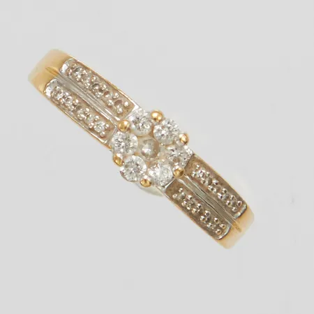 Ring med diamanter 7 x ca.0,02ct samt 20 x ca.0,003ct, 8/8-slipade, Ø16½, bredd: 1,6-5,2mm, personlig gravyr, GHA, 18K Vikt: 3,2 g