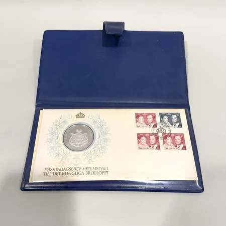 Förstadagsbrev med medalj samt frimärken, Kungliga bröllopet 19 juni 1976, äkthetsintyg, informationsblad, bruten plombering, fodral, silver 925/1000  Vikt: 19,8 g