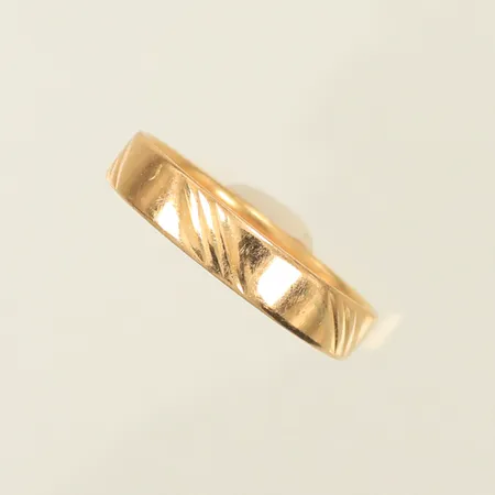 Ring med mönster, stl 18¾, bredd 4mm, gravyr, repig, 18K, 2,7g Vikt: 2,7 g