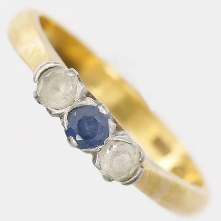 Ring med blå och vita stenar, stl 17½, skev skena, repig, 23K Vikt: 4,5 g
