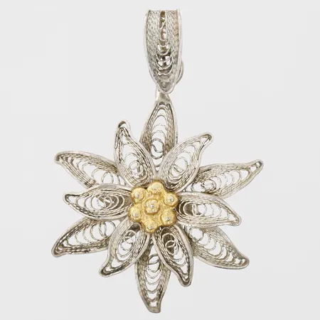 Hänge filigranarbete, förgylld mitt, ca 35x23, 800/1000 silver. Vikt: 2,1 g