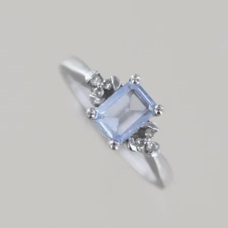 Ring m blå sten 6 vita stenar  Ø 18,25 mm B 2-17mm, V33603 1604 ,18k Vikt: 4,1 g