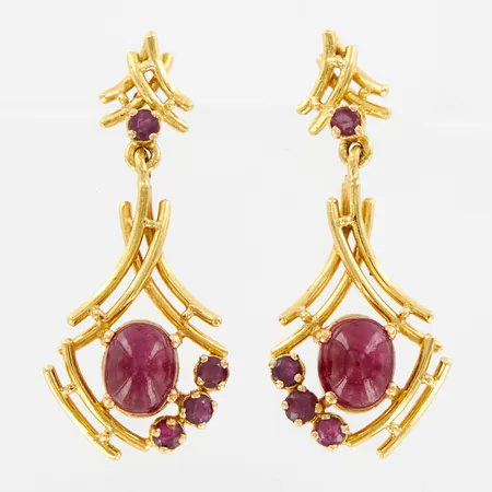 Ett par örhängen med cabochonslipade rubiner, 36mm, bredd:4-15mm, 21K  Vikt: 9,3 g