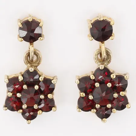 Ett par örhängen med granater, ca 15x9mm, bruksslitage, förgyllt 925/1000 silver. Vikt: 2,8 g