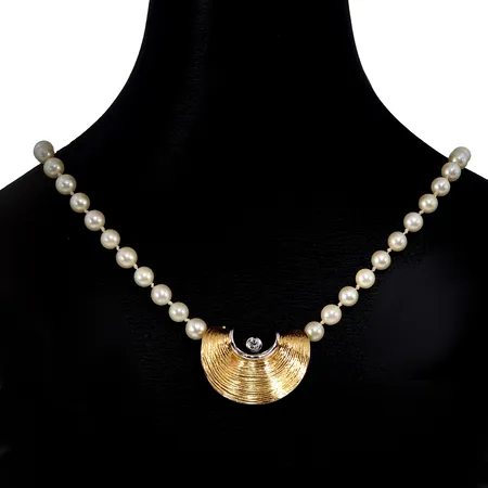 EXKLUSIVT LÅS TILL COLLIER, design OLE LYNGGAARD Danmark, lås i 18K guld med briljantslipad Diamant 0,15ct, fattning och dekor i vitguld, lås i större modell med mönstrad/matterad yta, låsets storlek 23 x 32 mm, låsets tjocklek 11 mm, lås med möjlighet att användas till två collier, medföljer odlade sötvattenspärlor Ø 6 mm, blåvitrosa ton, god lyster, längd inkl. dobbar 51 cm, fint skick, totalvikt 37,6 gram varav låset väger 15,9 gram