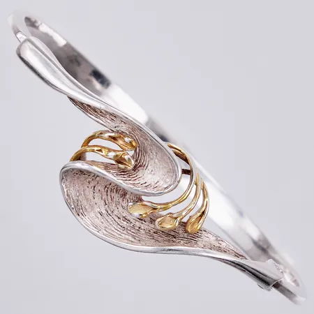 Armring med förgyllda detaljer Ø ca 6cm bredd ca 2-20mm öppningsbart stämplad EG 925/1000 silver  Vikt: 15,7 g