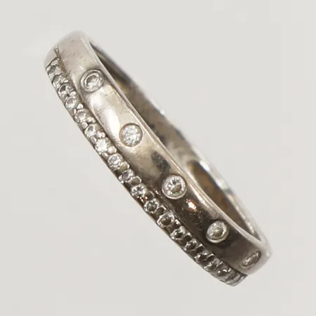 Ring med diamanter 26x ca 0,005-0,01ct, gravyr, skev, vitguld, 18K  Vikt: 2,3 g