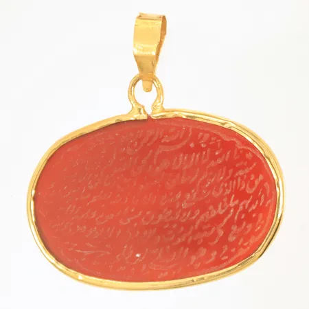 Hänge med röd sten och text, 35x33mm inklusive hängöglan, 21K bruttovikt 3,1g Vikt: 3,1 g