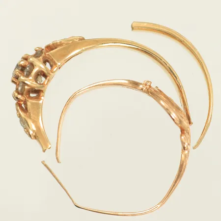 Två ringar med vita stenar, trasiga/skeva/avklippta, 14K, 2,8g Vikt: 2,8 g