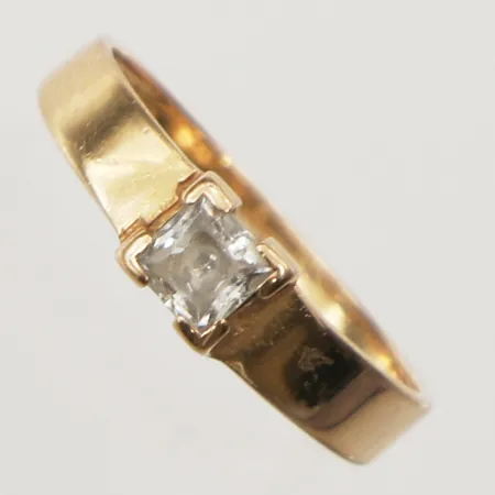 Ring med vit sten, stl 17½, bredd 5mm, 18K Vikt: 1,9 g