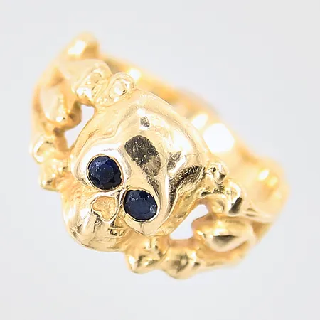 Ring döskalle med blå stenar, stl 18, bredd 2,8-12,4mm, ostämplad, 18K Vikt: 9,8 g